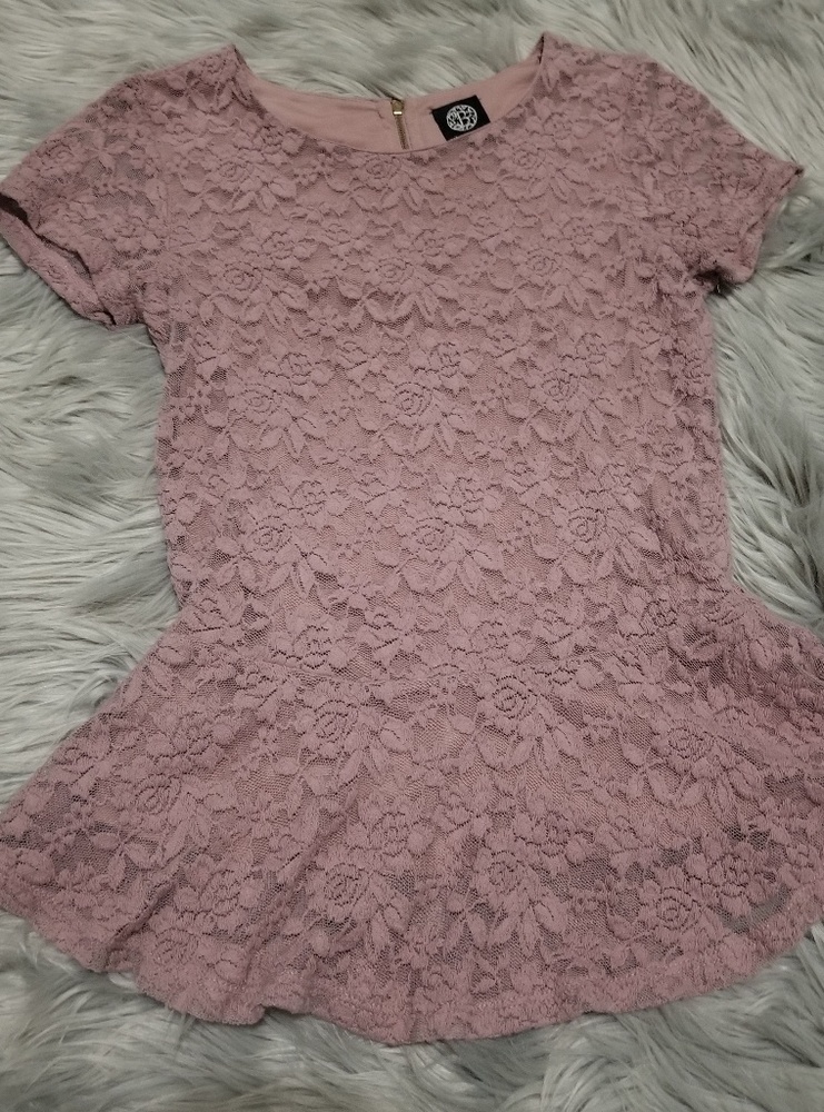Bobeau Mauve/dusty rose lace Peplum top
